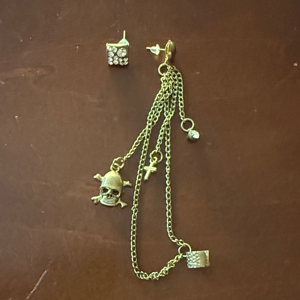 Pirate 🏴‍☠️ Gold Skull Chain Earrings